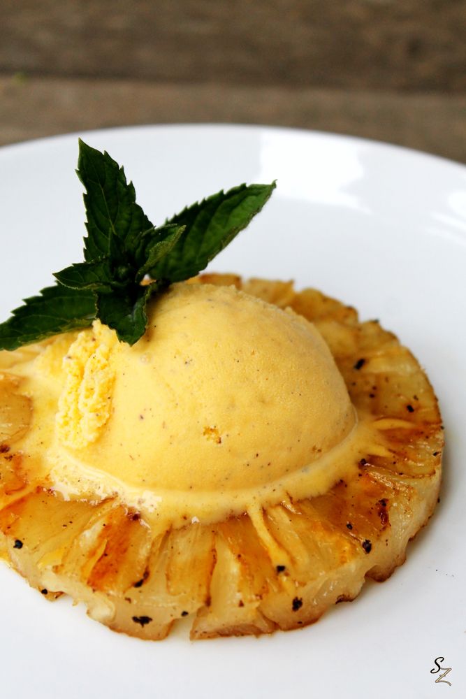 Rezeptbild: Gegrillte Rum-Ananas mit Vanilleeis