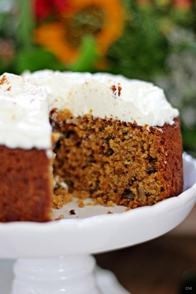 Rezeptbild: Möhrenkuchen mit Walnüssen und Frischkäsetopping