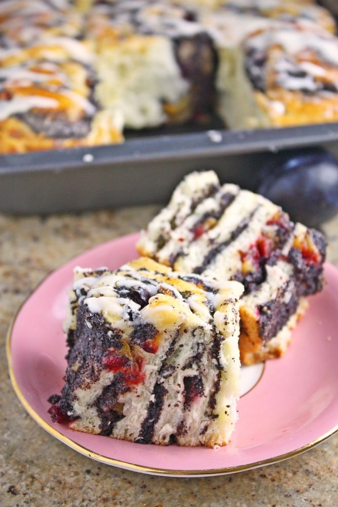 Rezeptbild: Mohn Marzipan Schnecken mit Zwetschgen