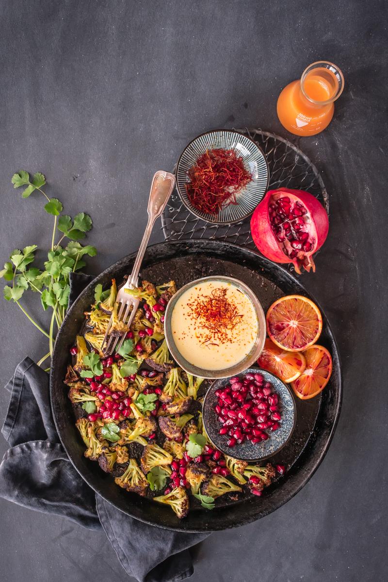 Rezeptbild: orientalisch gerösteter blumenkohl mit granatapfel, koriander und blutorangen safran aioli