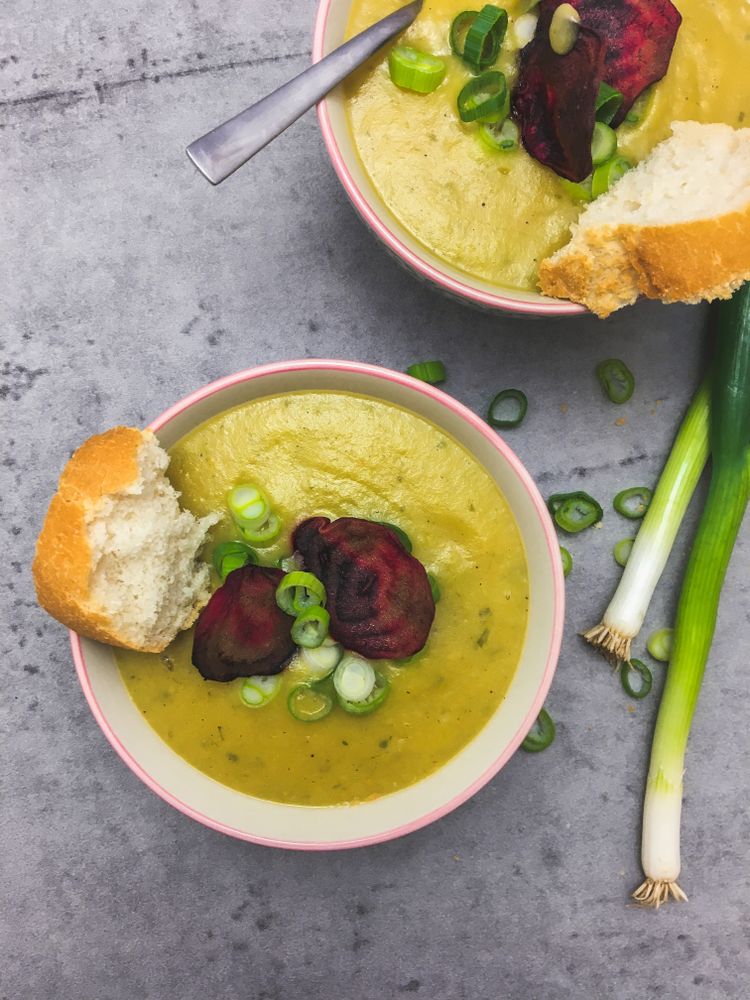 Rezeptbild: Kartoffel-Lauch Suppe mit Gemüsechips