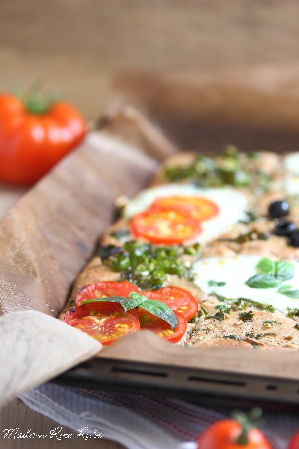 Rezeptbild: Belegter Kräuterfladen im Quadrat