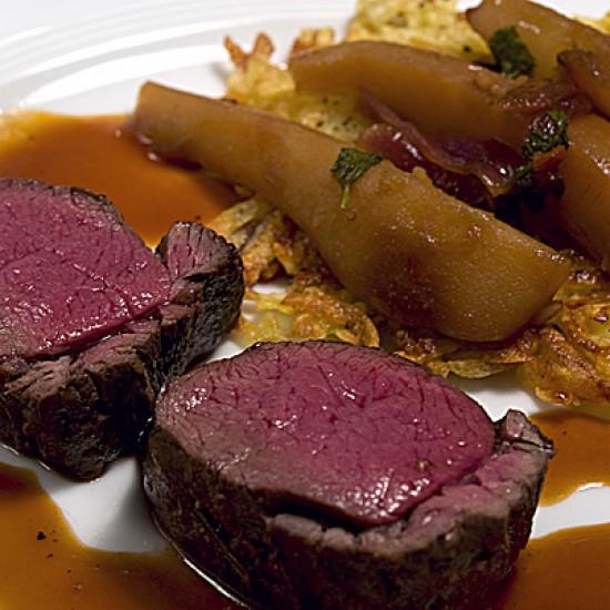 Rezeptbild: Hirschkalbsrücken mit Ingwer-Birnen, Gewürzsauce und Rösti
