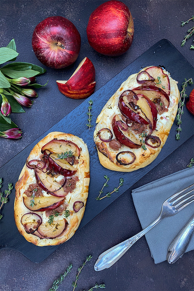 Rezeptbild: Flammkuchen mit Äpfeln und Salsiccia