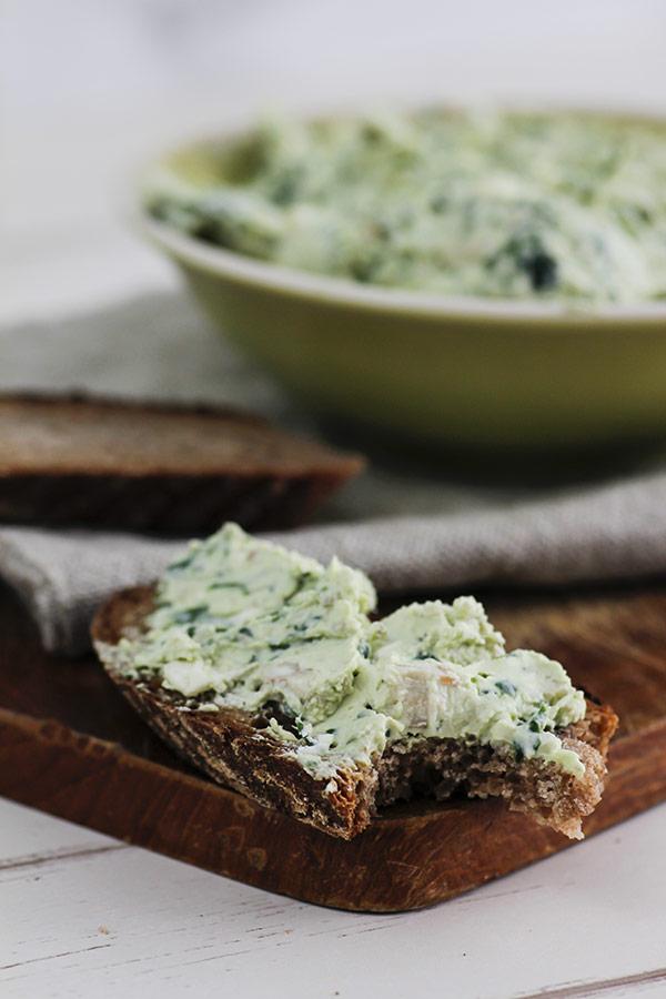 Rezeptbild: Bärlauch Frischkäse mit Feta und Walnüssen