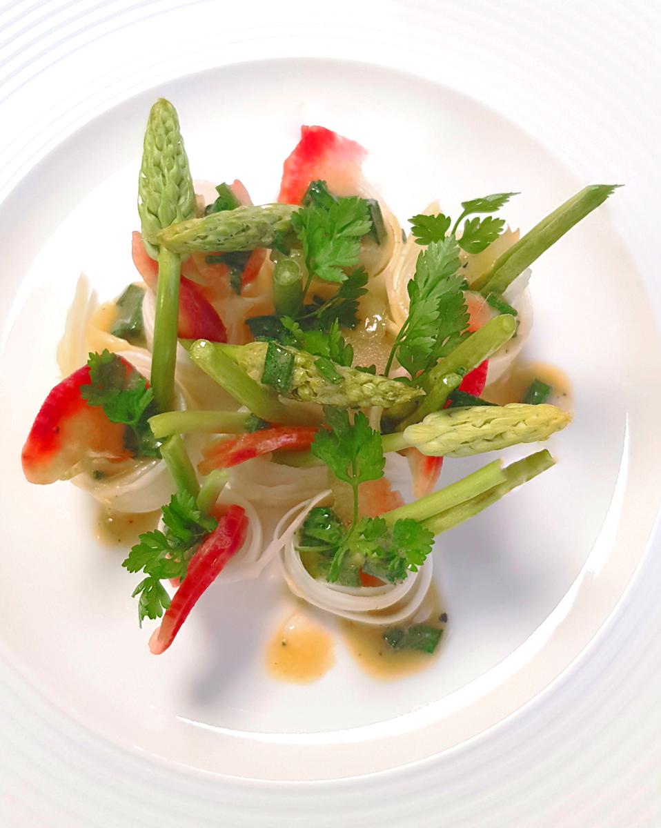 Rezeptbild: Roher Spargelsalat, Schnittlauch Vinaigrette und Rhabarber 