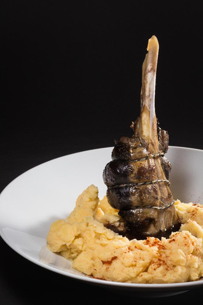 Rezeptbild: Hachse vom Reh mit Wein und Wacholder