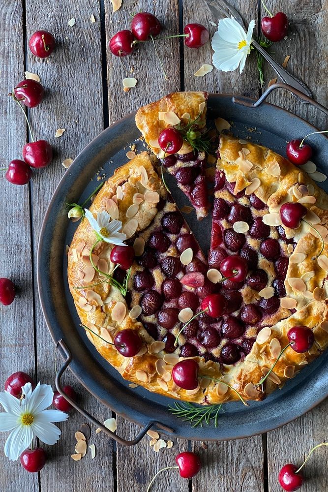 Rezeptbild: Einfache Kirsch Galette mit Mandelcreme