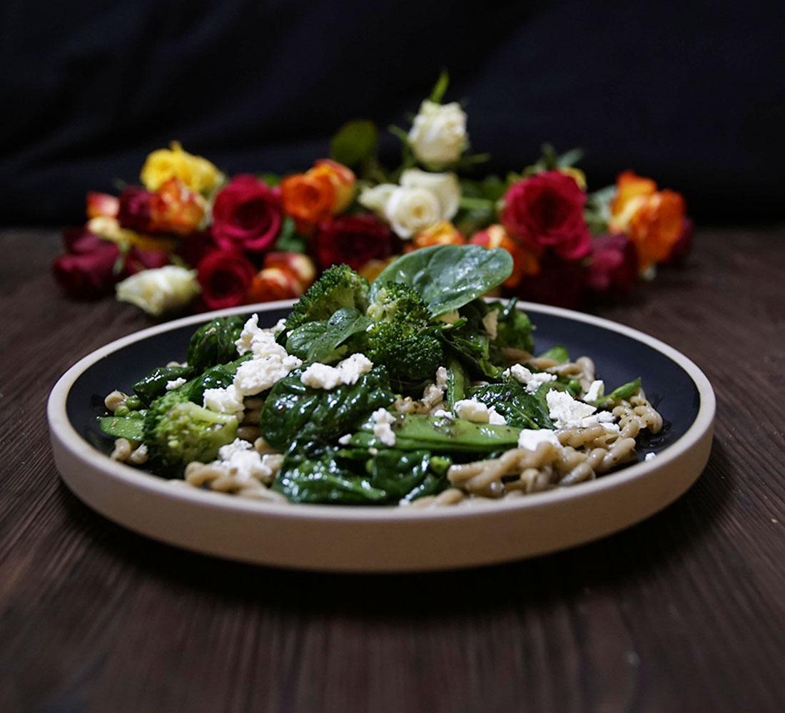 Rezeptbild: GRÜNE VOLLKORNPASTA MIT FETA-TOPPING