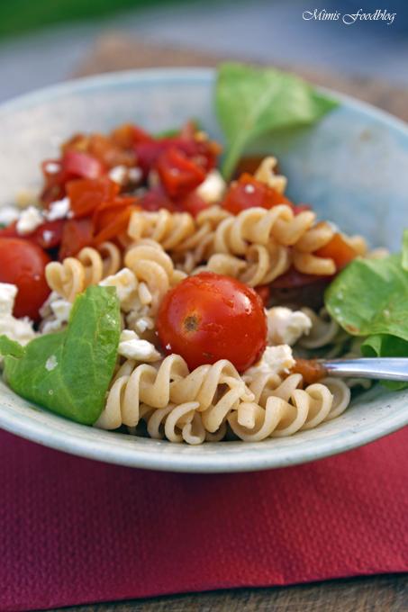 Rezeptbild: Sommerliche Paprika-Tomaten Nudeln mit Babyspinat