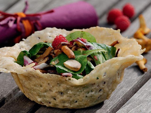 Rezeptbild: Pilzsalat im Parmesankörbchen