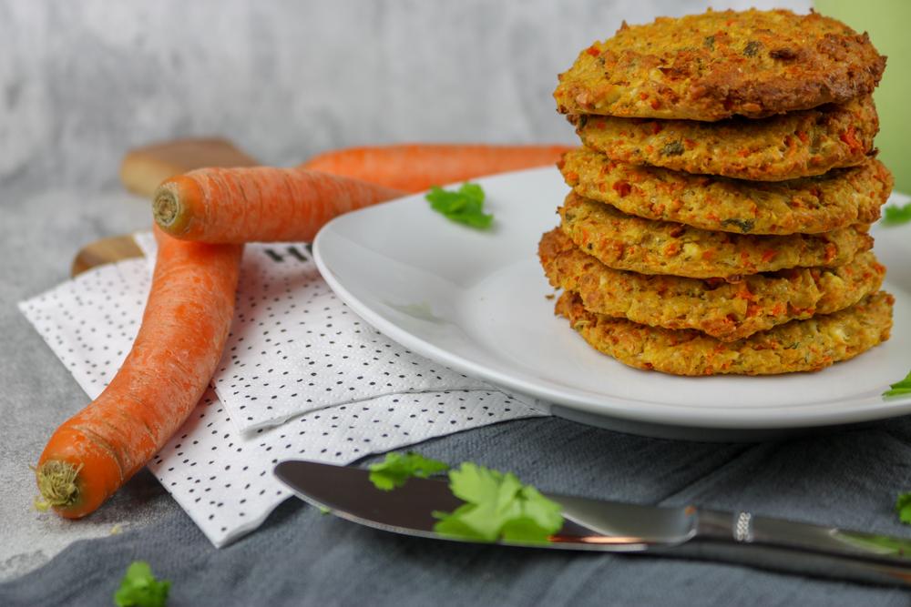 Rezeptbild: Kichererbsen-Karotten Bratlinge mit Feta