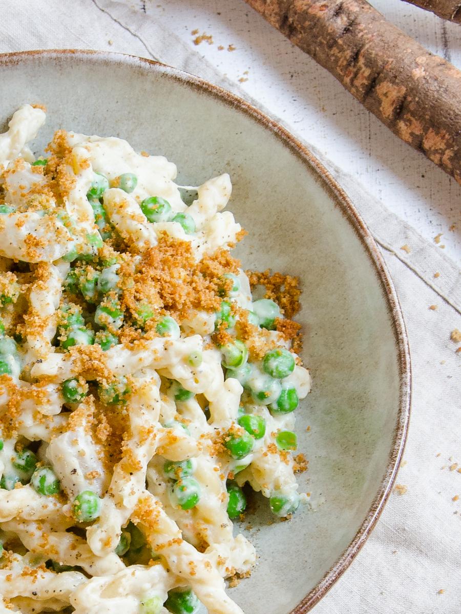 Rezeptbild: cremige Pasta mit Schwarzwurzeln und Chili-Bröseln