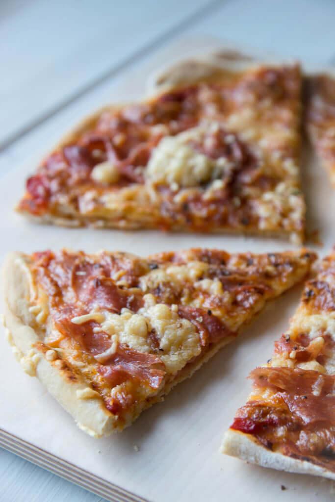 Rezeptbild: Super dünner und mega knuspriger Dinkel Pizzateig