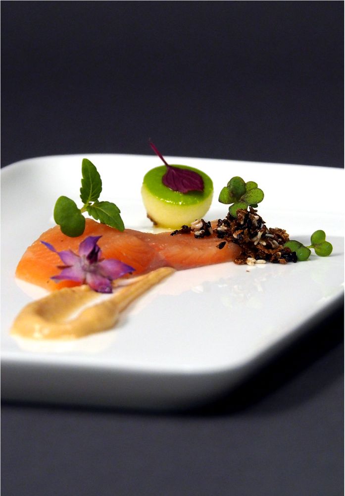 Rezeptbild: Lachsforelle, Miso Creme, frittierte Nori Algen