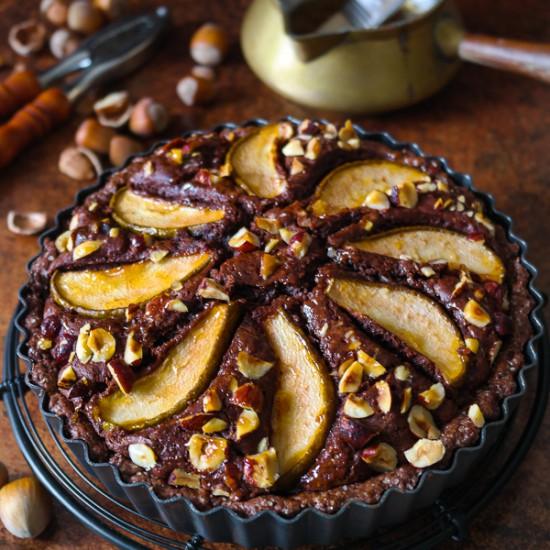 Rezeptbild: Schokoladen-Haselnuss-Tarte mit Birnen
