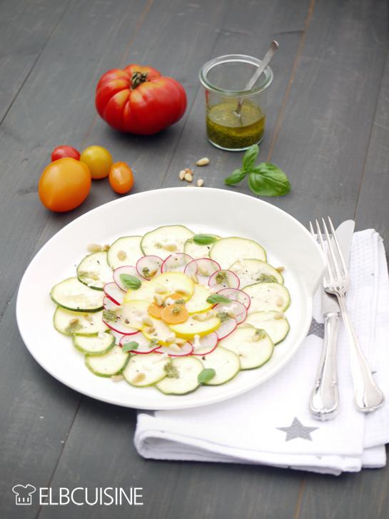 Rezeptbild: Gemüse hübsch ins Szene gesetzt als Gemüse-Caprese