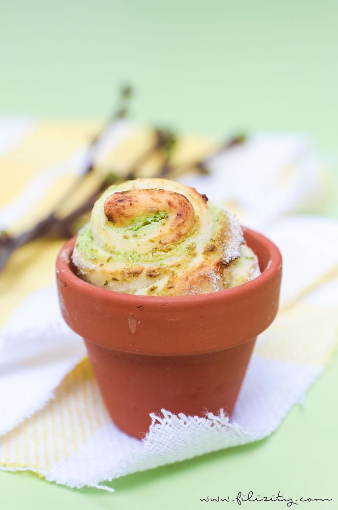 Rezeptbild: Kräuter-Pizzabrötchen im Tontöpfchen