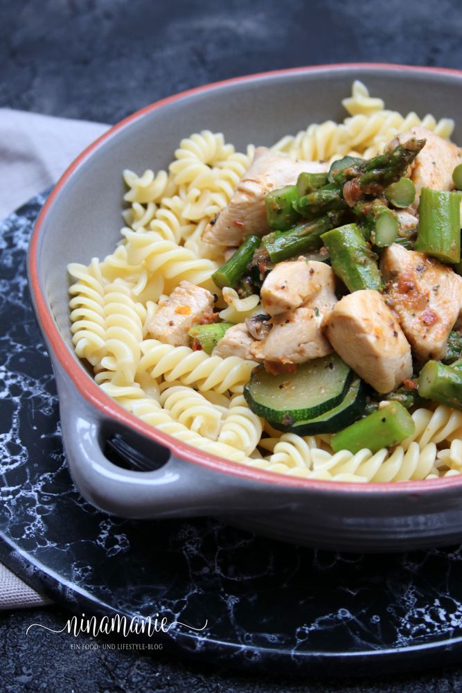 Rezeptbild: Pasta mit Huhn und grünem Spargel