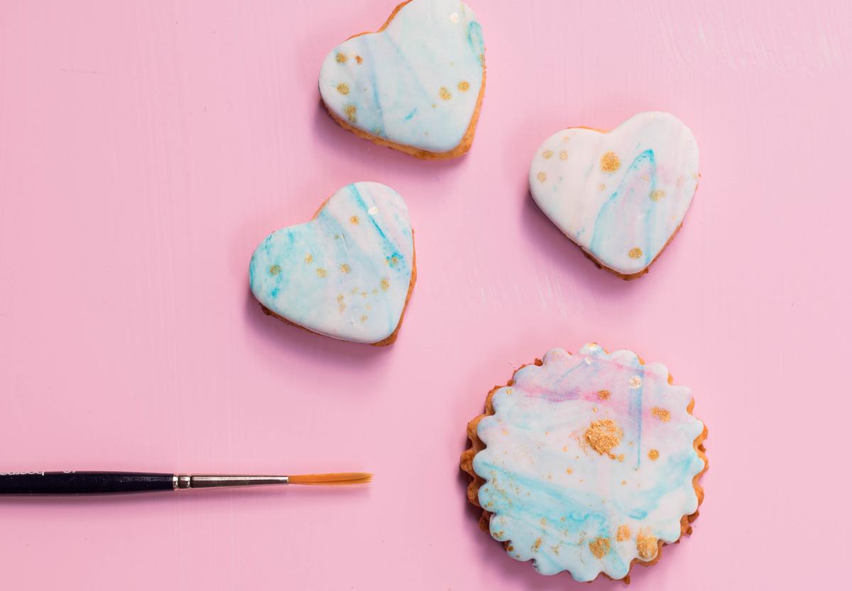 Rezeptbild: WATERCOLOR COOKIES MIT KOKOS IM BATIK LOOK