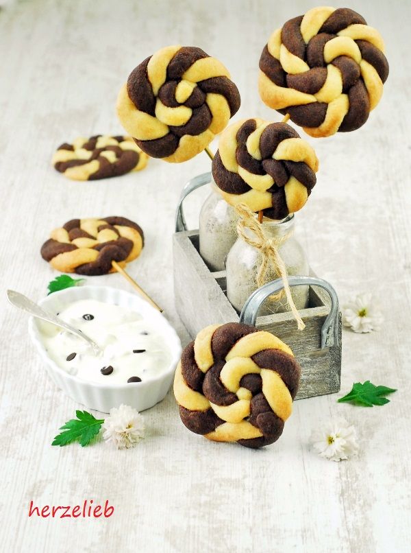 Rezeptbild: Schwarz-Weiß-Gebäck als Cookie Pops