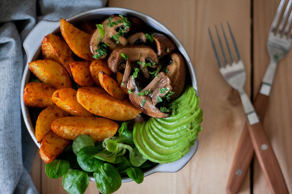 Rezeptbild: Feierabend-Bowl mit Wedges & Balsamico-Pilzen