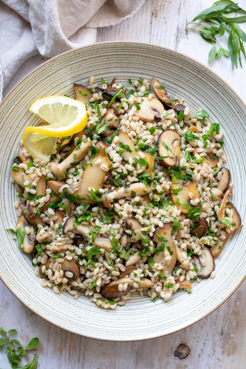 Rezeptbild: Warmer Pilzsalat mit Gerste und Kräutern