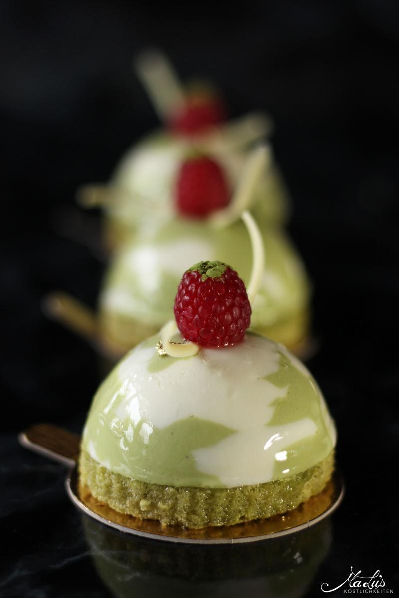 Rezeptbild: Matchatörtchen mit Limette & Himbeere