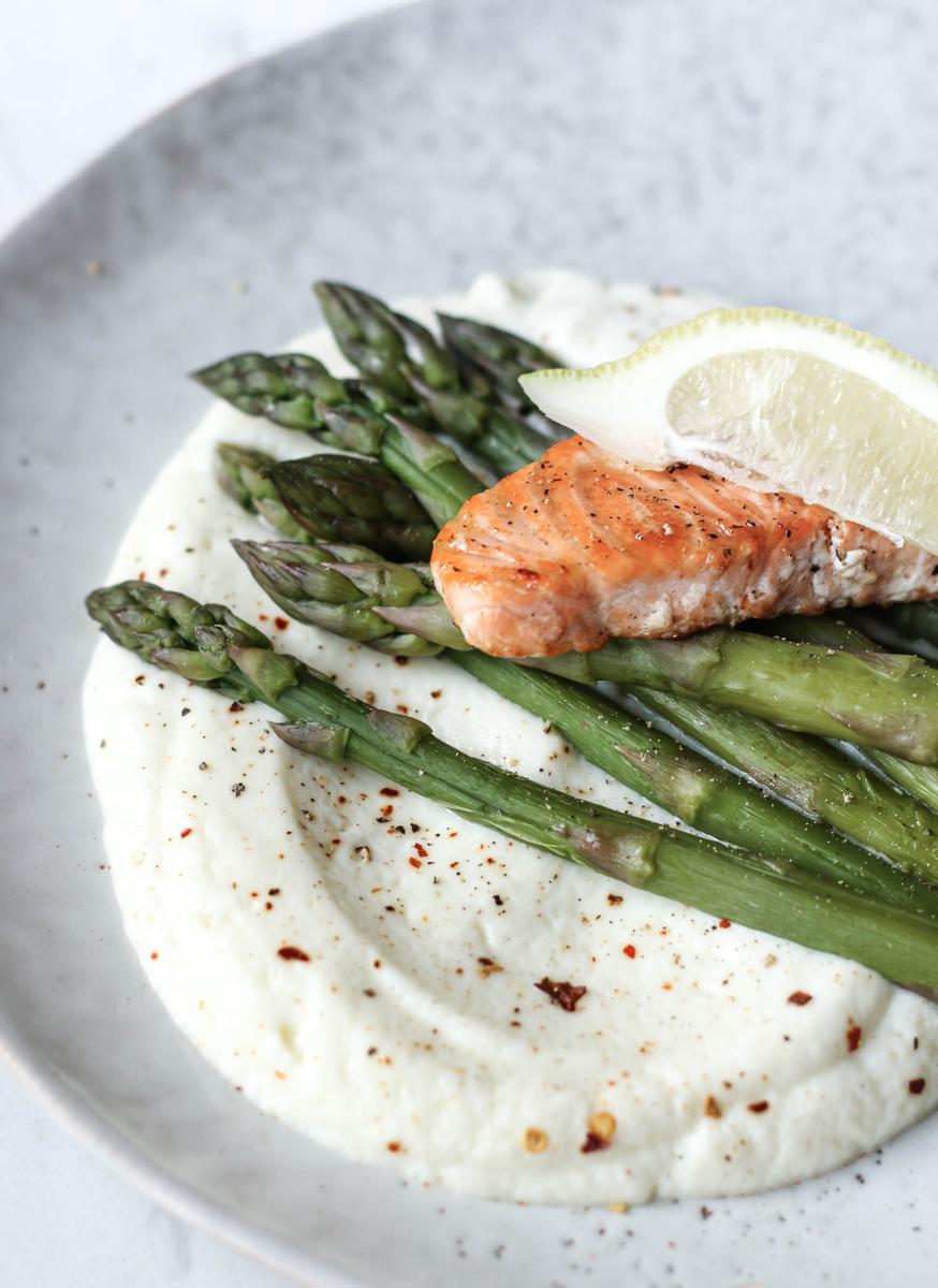Rezeptbild: Lachs auf Blumenkohlpüree mit Spargel