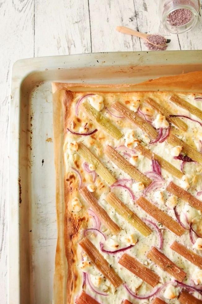 Rezeptbild: Rhabarber-Flammkuchen mit Ziegenkäse und Thymian