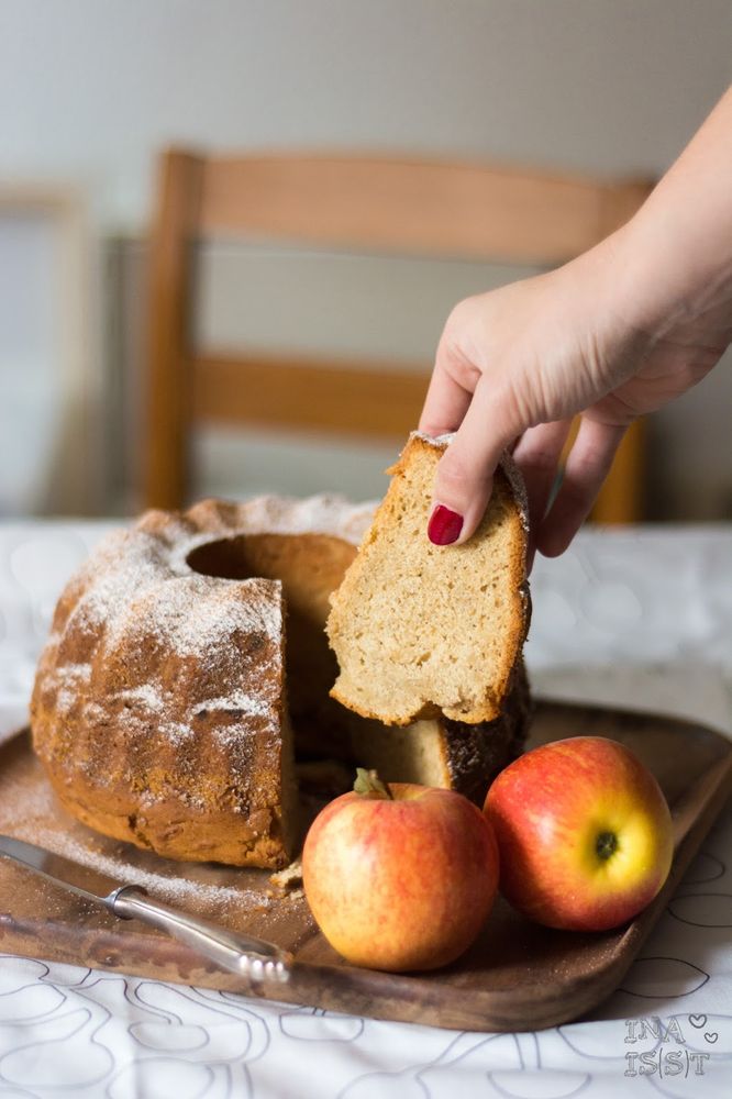Rezeptbild: Einfacher Apfel-Gugelhupf mit Vanille und Zimt