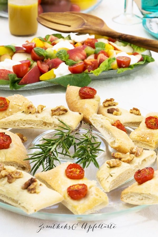 Rezeptbild: Zweierlei Foccacia und Tomaten-Pfirsich-Salat mit Burrata