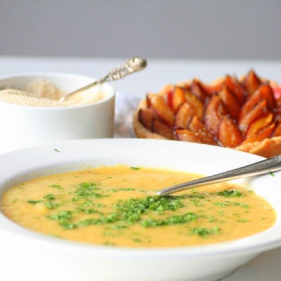 Rezeptbild: Kartoffelsuppe mit Zwetschgentartelettes