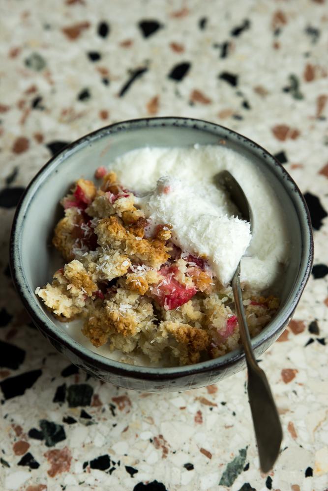 Rezeptbild: Erdbeer-Rhabarber-Crumble mit Kokos