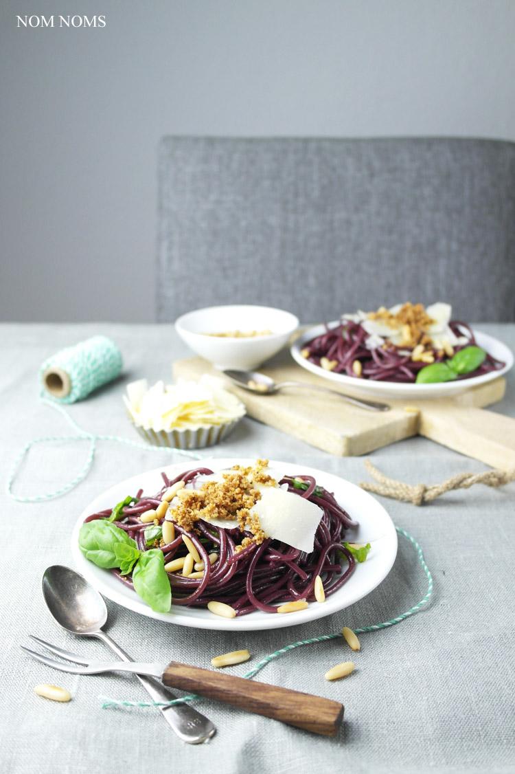 Rezeptbild: drunken pasta: rotwein-spaghetti mit parmesan, basilikum & bröseln