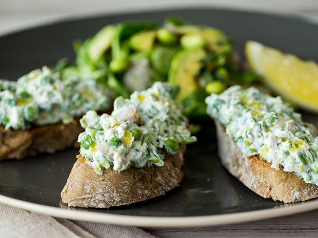 Rezeptbild: Erbsen-Ricotta-Crostini mit Edamame-Avocado-Salat
