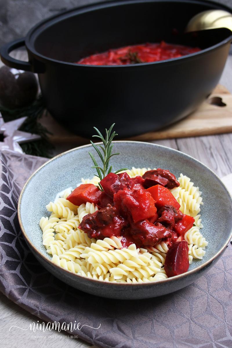 Rezeptbild: Wintergulasch mit Kürbis und Rote Beete