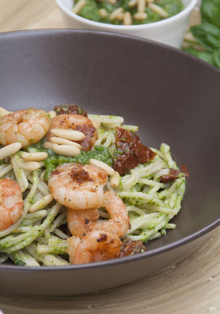 Rezeptbild: Vollkorn-Spaghetti mit Basilikum-Pesto und Chili-Garnelen