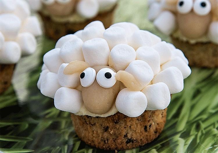 Rezeptbild: Beschwipste Osterlämmchen-Cupcakes