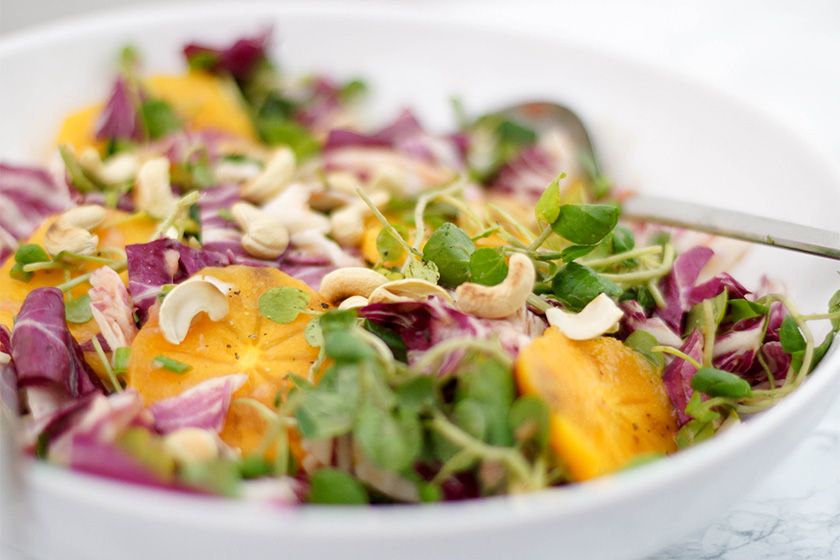 Rezeptbild: Persimmon- und Brunnenkresse-Salat mit Rhabarber-Ingwer-Dressing