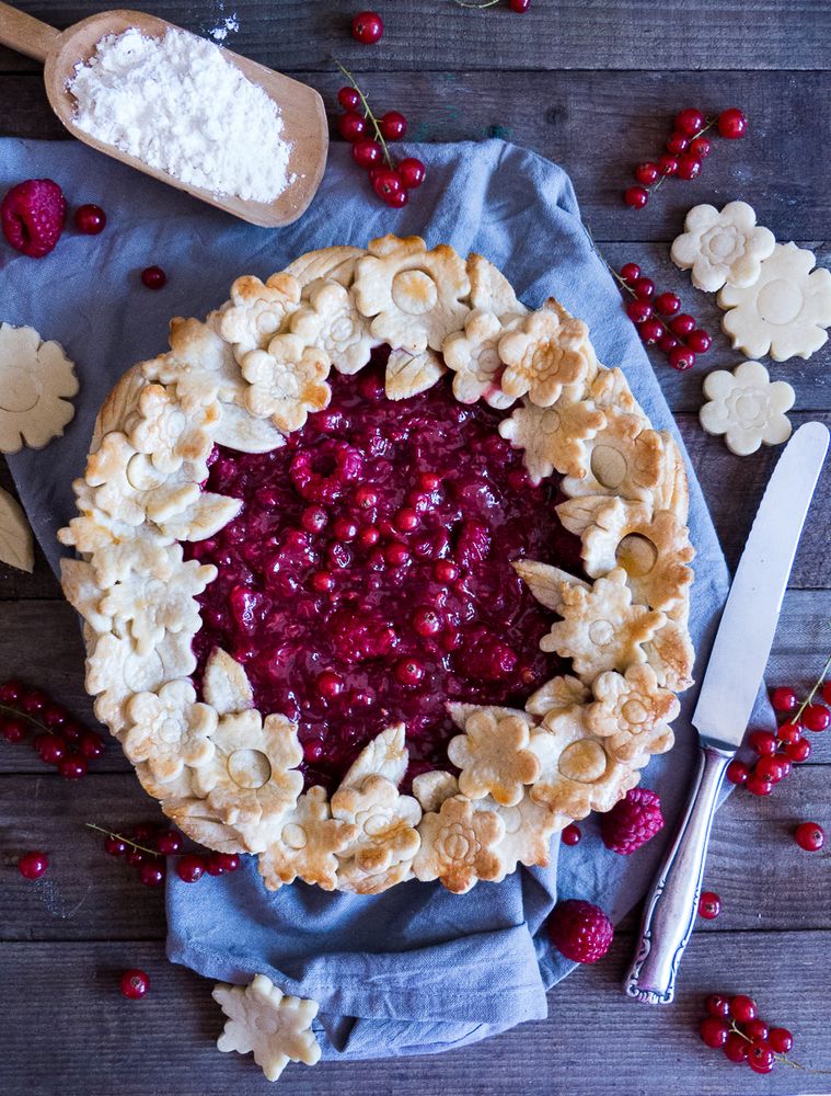 Rezeptbild: Johannisbeer & Himbeer Pie mit Keksblüten Kranz