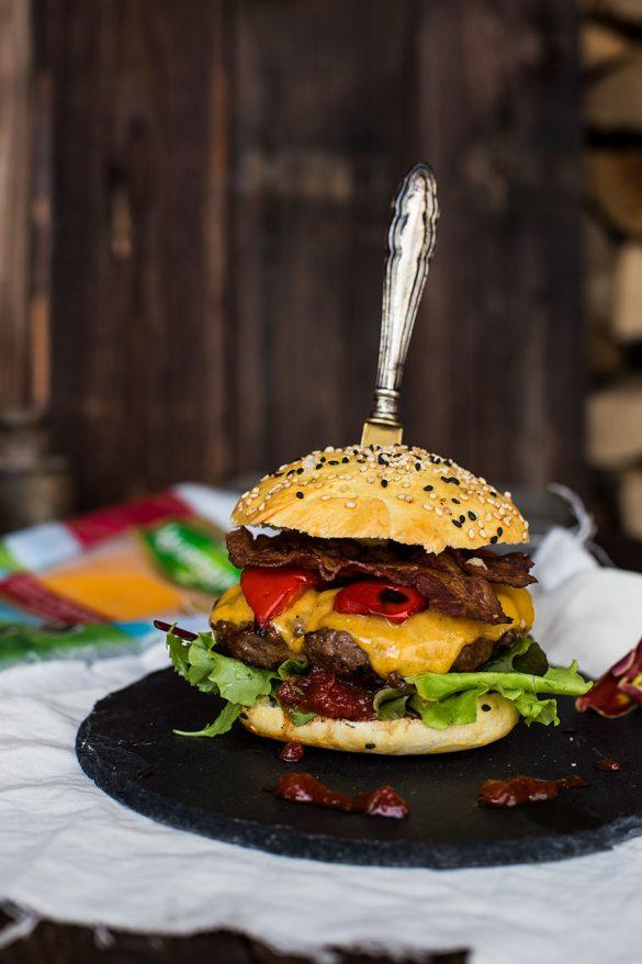 Rezeptbild: Paprika-Bacon Kerrygold Cheddar Burger Rezept