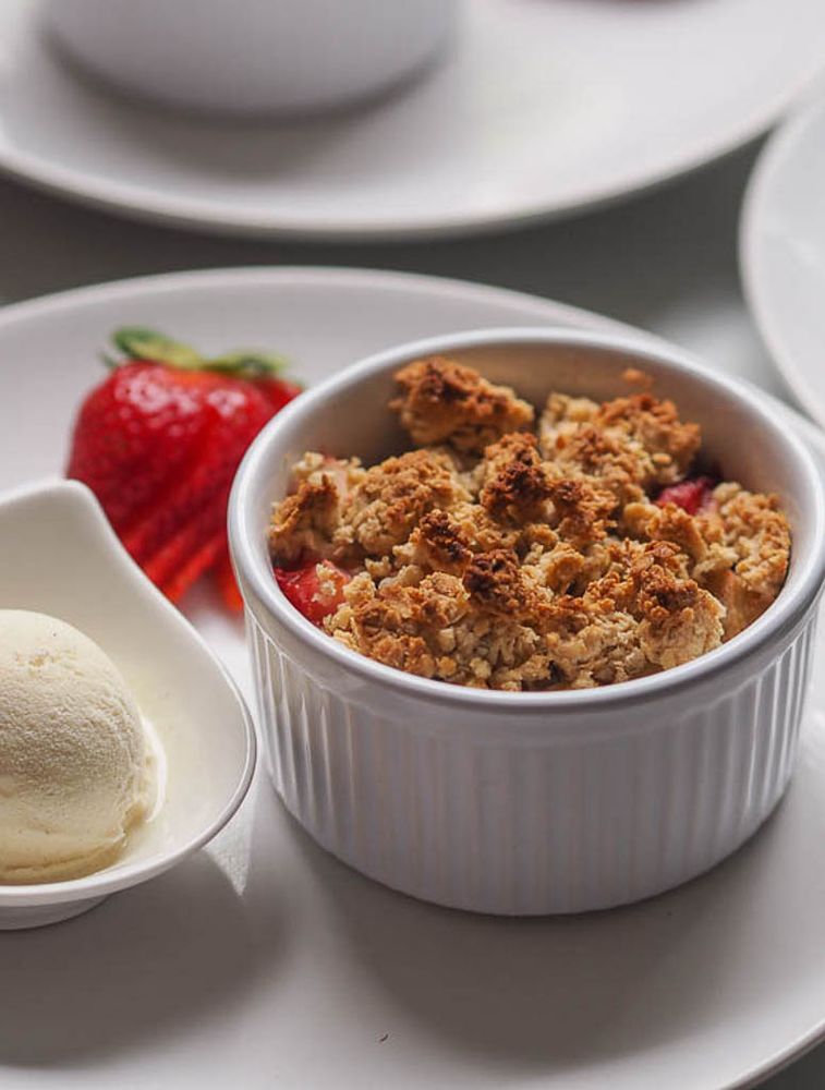 Rezeptbild: Gesunder Rhabarber-Erdbeer-Crumble