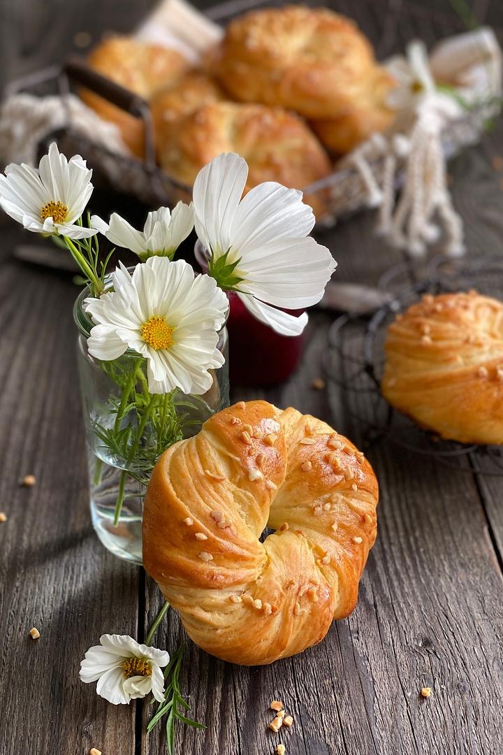 Rezeptbild: Brioche-Kränze butterzart & blättrig