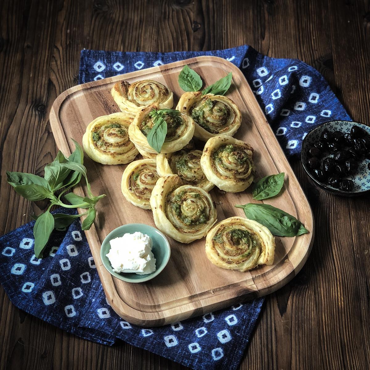 Rezeptbild: BASILIKUM FRISCHKÄSE BLÄTTERTEIGSCHNECKEN