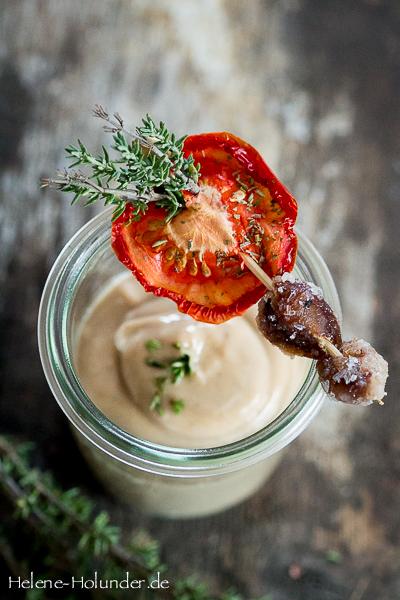 Rezeptbild: Maronencreme mit gedörrter Tomate, karamellisierter Marone und Thymian, natürlich vegan!