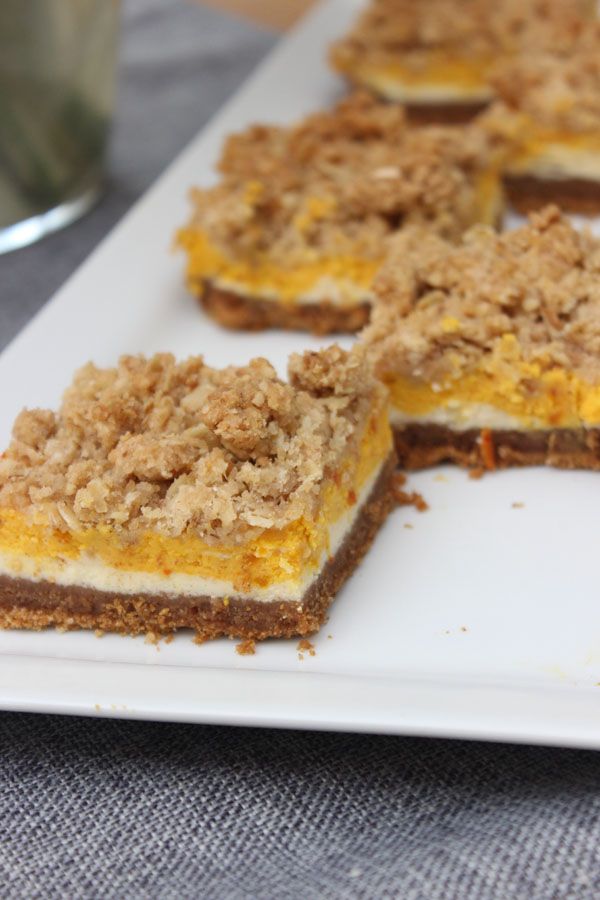 Rezeptbild: Kürbis-Cheesecake-Bars mit Zimt-Haferflocken-Streuseln