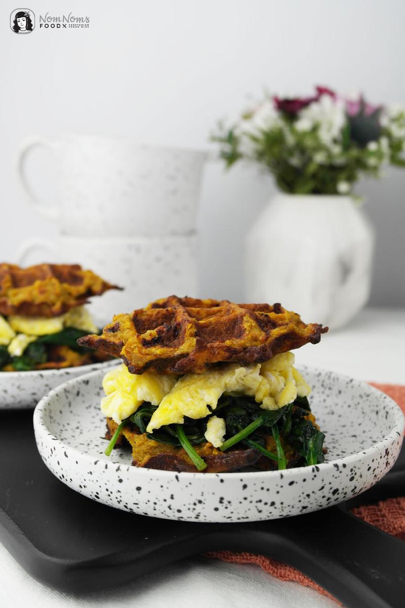 Rezeptbild: Kleine herzhafte Süßkartoffel-Waffeln mit Spinat und Ei