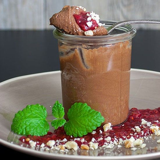 Rezeptbild: Mousse au Chocolat mit selbstgemachter Himbeersauce und weißer Schokolade