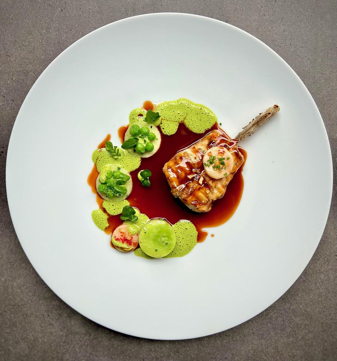 Rezeptbild: Seeteufelkotelett mit Kohlrabi, Erbse & Sauce Bordalaise￼